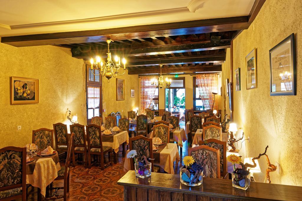 Hotel Logis Des Trois Maures Couches Zewnętrze zdjęcie